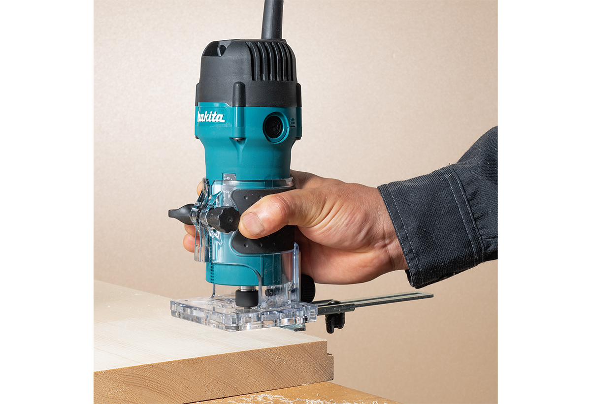 Απεικονίζεται η χρήση του κουρευτικού σε ξύλινη επιφάνεια.